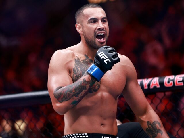 MIAMI, FLÓRIDA - 11 DE ABRIL: Carlos Ulberg da Nova Zelândia, (R), dá um soco em Jiri Prochazka da República Tcheca em uma luta pelo título dos meio-pesados ​​durante o UFC 327 no Kaseya Center em 11 de abril de 2026 em Miami, Flórida. Carmen Mandato/Getty Images/AFP (Foto de Carmen Mandato / GETTY IMAGES NORTH AMERICA / Getty Images via AFP)