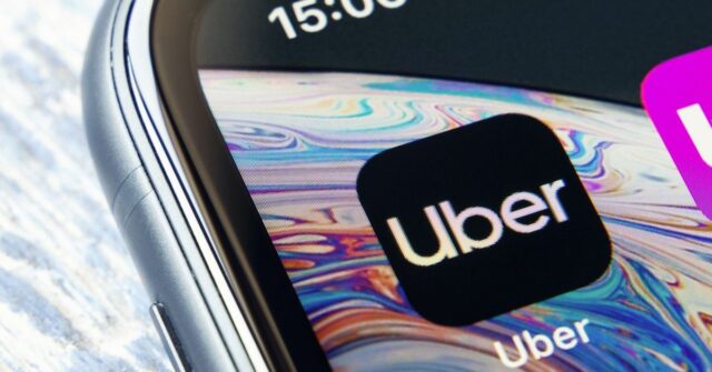 Uber adiciona sobretaxa de combustível de 5 centavos por quilômetro Uber adiciona sobretaxa de combustível de 5 centavos por quilômetro devido ao conflito no Oriente Médio
