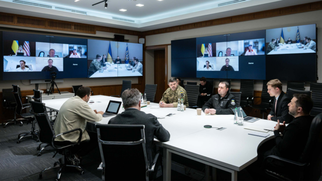 Ucrânia sinaliza progresso nas garantias de segurança dos EUA após ligação com enviados de Trump

