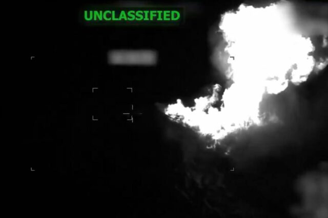 O último ataque militar dos EUA a um barco acusado de transportar drogas no leste do Oceano Pacífico matou três pessoas no domingo.