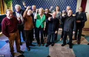 Um brinde à vida… A gangue 7 Up da TV está completando 70 anos – e se preparando para seu final emocionante A lendária série de documentários ‘Up’ terminará com um final comovente intitulado 70 Up