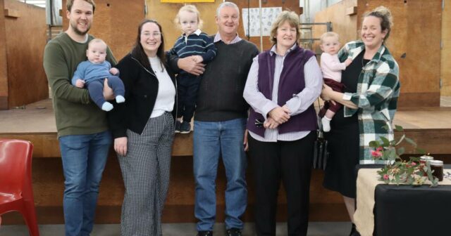 'Um capítulo notável': Narrogin Ag College homenageia ícone aposentado da indústria de lã

