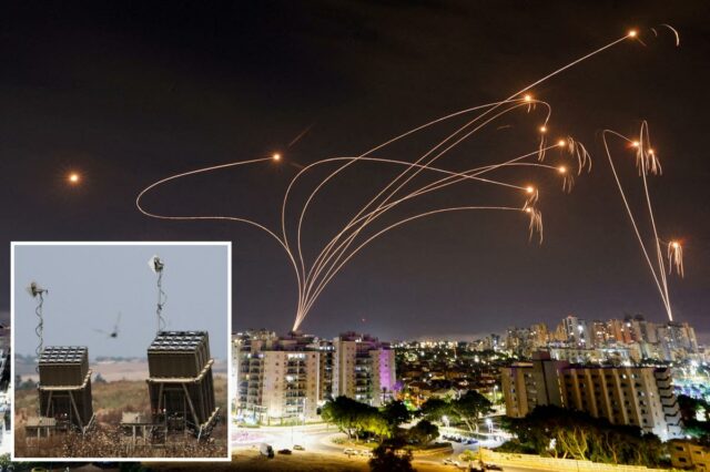 O sistema antimíssil Iron Dome de Israel intercepta foguetes sobre Ashkelon.