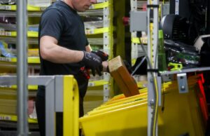 Um funcionário do armazém da Amazon morreu no trabalho nas instalações de Oregon Um funcionário do armazém da Amazon morreu no trabalho nas instalações de Oregon