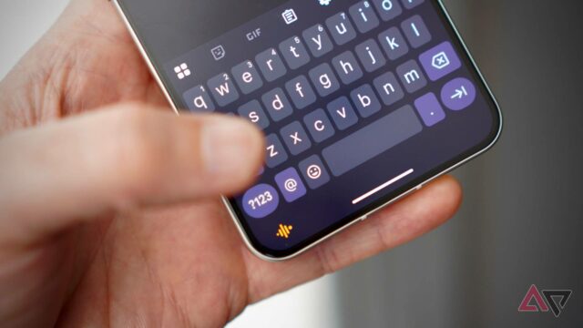 Uma mulher sentada usando o assistente de voz em seu telefone, com um robô de IA ao lado dela.