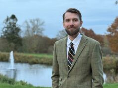 Um homem de 29 anos foi informado de que sua constipação não era motivo de preocupação. Ele foi diagnosticado com câncer de cólon. Um jovem deitado em uma cama de hospital faz sinal de positivo.