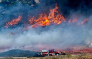 Um incêndio florestal de rápido crescimento no ventoso sul da Califórnia provoca evacuações Yahoo news home