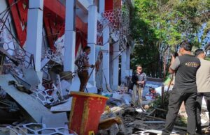 Um morto e casas danificadas após terremoto na Indonésia Um morto e casas danificadas após terremoto na Indonésia