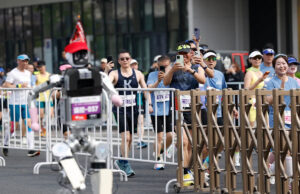 Um robô humanóide corre para a vitória em Pequim, batendo o recorde mundial da meia maratona humana Yahoo news home