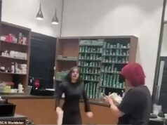Uma briga violenta irrompe na frente de clientes chocados em cabeleireiros de Sydney – e o motivo ridículo que supostamente a provocou Yisra Elmoubayet (à esquerda) estaria supostamente envolvido em uma briga no Hair in the Square em Bankstown no domingo