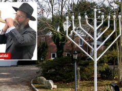 Uma das cidades mais pobres da LI deve pagar US$ 19 milhões pelo bloqueio do projeto da sinagoga Menorá ao ar livre em frente a um prédio de tijolos.