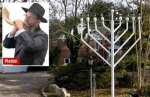 Uma das cidades mais pobres da LI deve pagar US$ 19 milhões pelo bloqueio do projeto da sinagoga Menorá ao ar livre em frente a um prédio de tijolos.