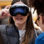 Uma visão interna do 'fiasco' do lançamento do Vision Pro | A foto mostra uma demonstração do Vision Pro em uma Apple Store