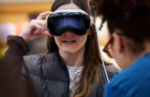 Uma visão interna do ‘fiasco’ do lançamento do Vision Pro nas lojas da Apple Uma visão interna do 'fiasco' do lançamento do Vision Pro | A foto mostra uma demonstração do Vision Pro em uma Apple Store