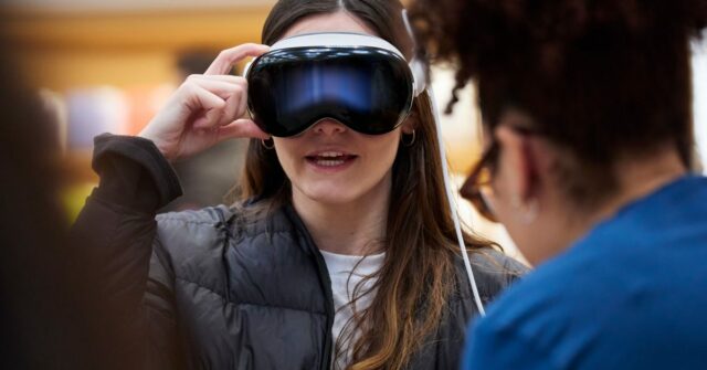 Uma visão interna do ‘fiasco’ do lançamento do Vision Pro Uma visão interna do 'fiasco' do lançamento do Vision Pro | A foto mostra uma demonstração do Vision Pro em uma Apple Store