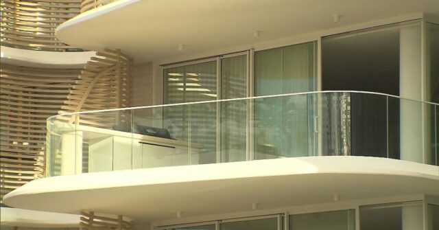 A Premier Annastacia Palaszczuk de Queensland e seu parceiro, Dr. Reza Adib, em 2023.