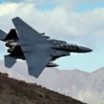 Um F-15E como este foi abatido sobre o Irã na sexta-feira. O piloto foi resgatado rapidamente e não se sabe por que está demorando mais para resgatar o segundo aviador do jato.