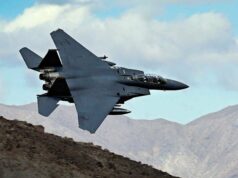 Unidades militares de resgate de elite dos EUA competem com nômades armados do Irã para encontrar aviador Um F-15E como este foi abatido sobre o Irã na sexta-feira. O piloto foi resgatado rapidamente e não se sabe por que está demorando mais para resgatar o segundo aviador do jato.