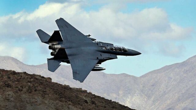 Um F-15E como este foi abatido sobre o Irã na sexta-feira. O piloto foi resgatado rapidamente e não se sabe por que está demorando mais para resgatar o segundo aviador do jato.  