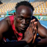 TÓQUIO, JAPÃO - 14 DE SETEMBRO: O velocista jamaicano aposentado Usain Bolt reconhece a multidão no segundo dia do Campeonato Mundial de Atletismo Tóquio 2025 no Estádio Nacional em 14 de setembro de 2025 em Tóquio, Japão. (Foto de Michael Steele/Getty Images)