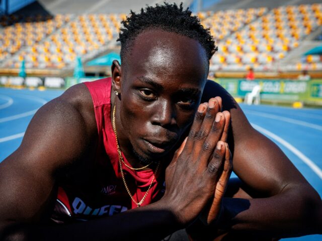 TÓQUIO, JAPÃO - 14 DE SETEMBRO: O velocista jamaicano aposentado Usain Bolt reconhece a multidão no segundo dia do Campeonato Mundial de Atletismo Tóquio 2025 no Estádio Nacional em 14 de setembro de 2025 em Tóquio, Japão. (Foto de Michael Steele/Getty Images)