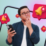 um telefone na mão exibindo uma notificação de um jogo para celular