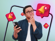 Usei meu telefone Android sem notificações e tive sentimentos confusos um telefone na mão exibindo uma notificação de um jogo para celular