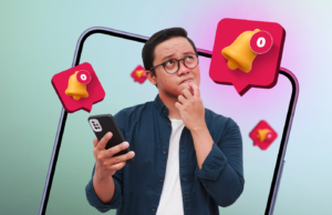 Usei meu telefone Android sem notificações e tive sentimentos confusos um telefone na mão exibindo uma notificação de um jogo para celular