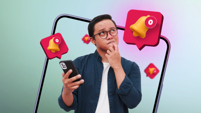 um telefone na mão exibindo uma notificação de um jogo para celular