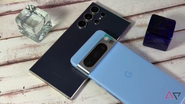 Google Pixel 9 Pro XL ao lado de um Motorola Razr+ 2024