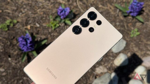 Usei o Galaxy S25 Ultra e estou lutando para substituí-lo Samsung Galaxy S25 Ultra exibindo um fundo de gato ao lado de Pusheen