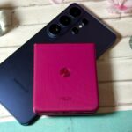 O Moto Razr Ultra com sua capa apoiada em uma estante.