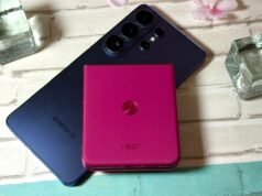 Usei o Galaxy S26 Ultra, mas não é o Ultra no meu bolso O Moto Razr Ultra com sua capa apoiada em uma estante.