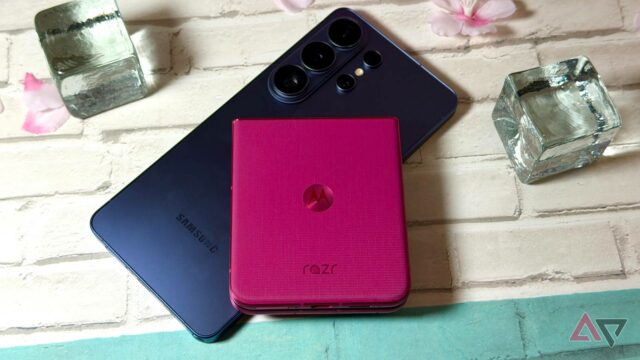 O Moto Razr Ultra com sua capa apoiada em uma estante.