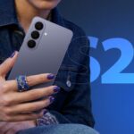 Samsung Galaxy S26 em azul celeste com uma planta