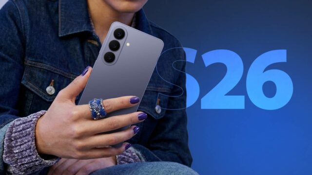 Samsung Galaxy S26 em azul celeste com uma planta