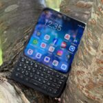 BlackBerry PlayBook ao lado de um BlackBerry Passport