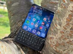 Usei o Unihertz Titan 2 Elite por uma semana e isso me lembrou por que sinto falta disso BlackBerry PlayBook ao lado de um BlackBerry Passport