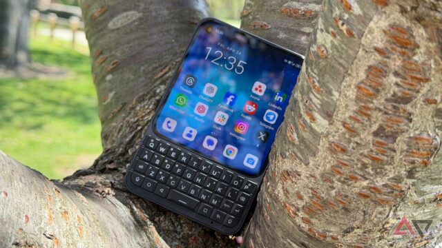 BlackBerry PlayBook ao lado de um BlackBerry Passport