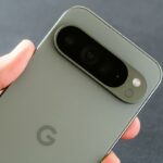 Close do Google Pixel 9 Pro XL em Hazel Green, com foco na câmera tripla, segurada na mão.