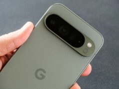 Usuários irritados do Android reclamam do consumo “grave” da bateria após a última atualização do Google Close do Google Pixel 9 Pro XL em Hazel Green, com foco na câmera tripla, segurada na mão.