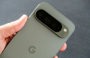 Usuários irritados do Android reclamam do consumo “grave” da bateria após a última atualização do Google Close do Google Pixel 9 Pro XL em Hazel Green, com foco na câmera tripla, segurada na mão.