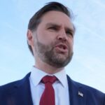 O vice-presidente JD Vance fala à imprensa antes de embarcar no Força Aérea Dois na sexta-feira.