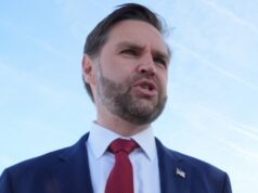 Vance adverte o Irã para não ‘brincar’ com os EUA enquanto se dedica às negociações de paz O vice-presidente JD Vance fala à imprensa antes de embarcar no Força Aérea Dois na sexta-feira.