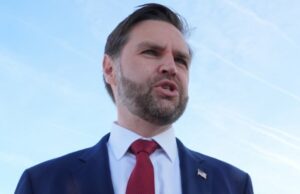 Vance adverte o Irã para não ‘brincar’ com os EUA enquanto se dedica às negociações de paz O vice-presidente JD Vance fala à imprensa antes de embarcar no Força Aérea Dois na sexta-feira.