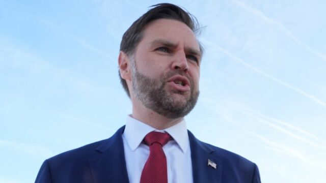 O vice-presidente JD Vance fala à imprensa antes de embarcar no Força Aérea Dois na sexta-feira.