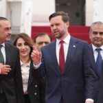 O vice-presidente JD Vance é recebido por altos funcionários da defesa paquistanesa em Islamabad.