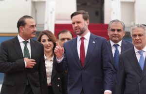 Vance no Paquistão para negociações com o Irã enquanto impasse se aproxima do Líbano O vice-presidente JD Vance é recebido por altos funcionários da defesa paquistanesa em Islamabad.