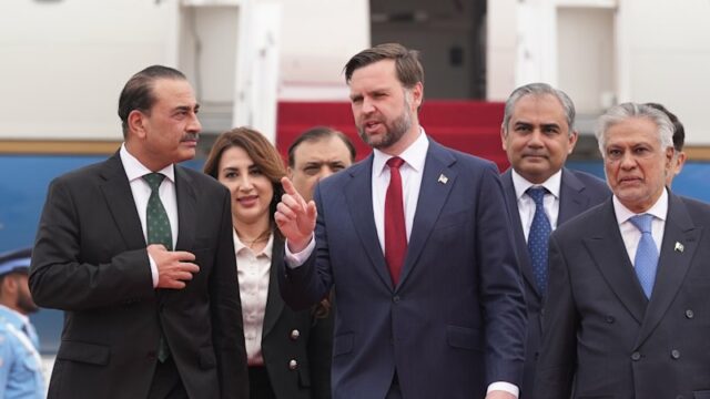 Vance no Paquistão para negociações com o Irã enquanto impasse O vice-presidente JD Vance é recebido por altos funcionários da defesa paquistanesa em Islamabad.