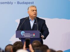 Vance vai a Budapeste para reforçar o apoio de Orbán antes da votação de domingo O eleitor do partido Fidesz, Gergo Farkas, participa do comício de campanha eleitoral do primeiro-ministro Viktor Orban com seus amigos em Szombathely, Hungria, 2 de abril de 2026. REUTERS/Marton Monus
